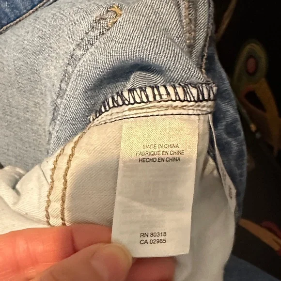 Lucky Brand Distressed straight leg Jeans. Mid rise with raw hem size 12/31 - Picture 4 of 10